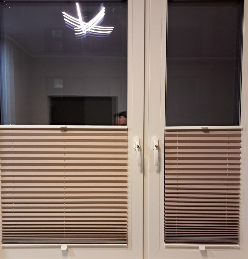 Okno z zamontowanymi plisami